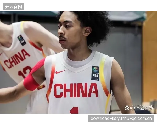 篮球场上的绝世瞬间：后卫晃倒对手，三分引爆现场尖叫